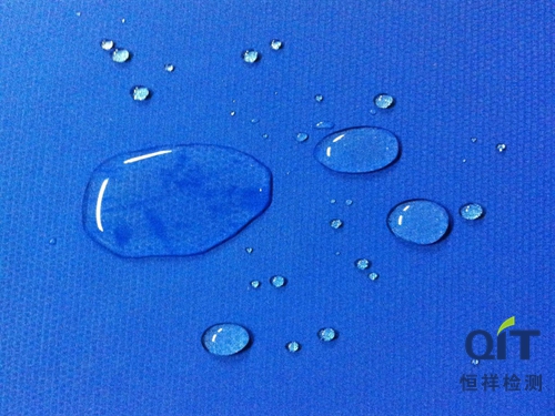 對于覆膜或涂層織物的防水性及沾水測試，如何進行評級？